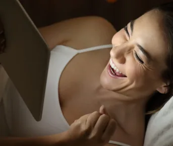 Kvinder spiller online spilleautomater i sengen